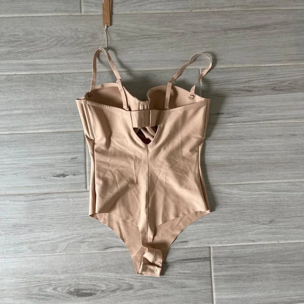 $120 NWT SKIMS BODY MOLDED UNDERWIRE BODYSUIT CLAY - M - Picture 3 of 3